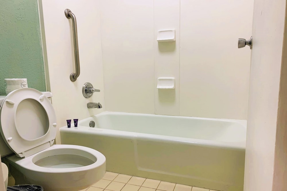 OYO Hotel Dundee By Crystal Lake 46/50