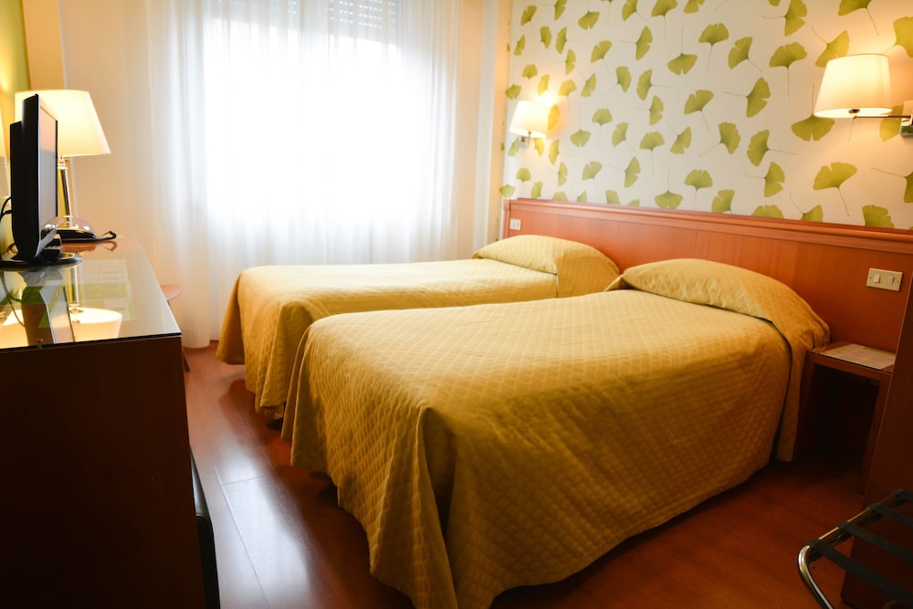 ROOM, TWIN BEDS