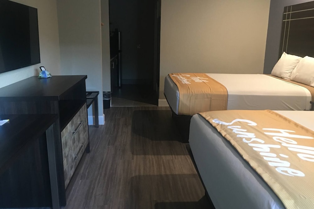 Days Inn & Suites By Wyndham La Porte 6/17