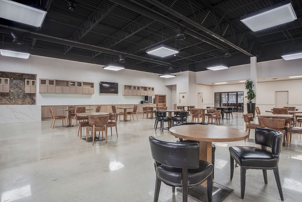 Cottonwood Suites Savannah Hotel and Conference Center 57/71