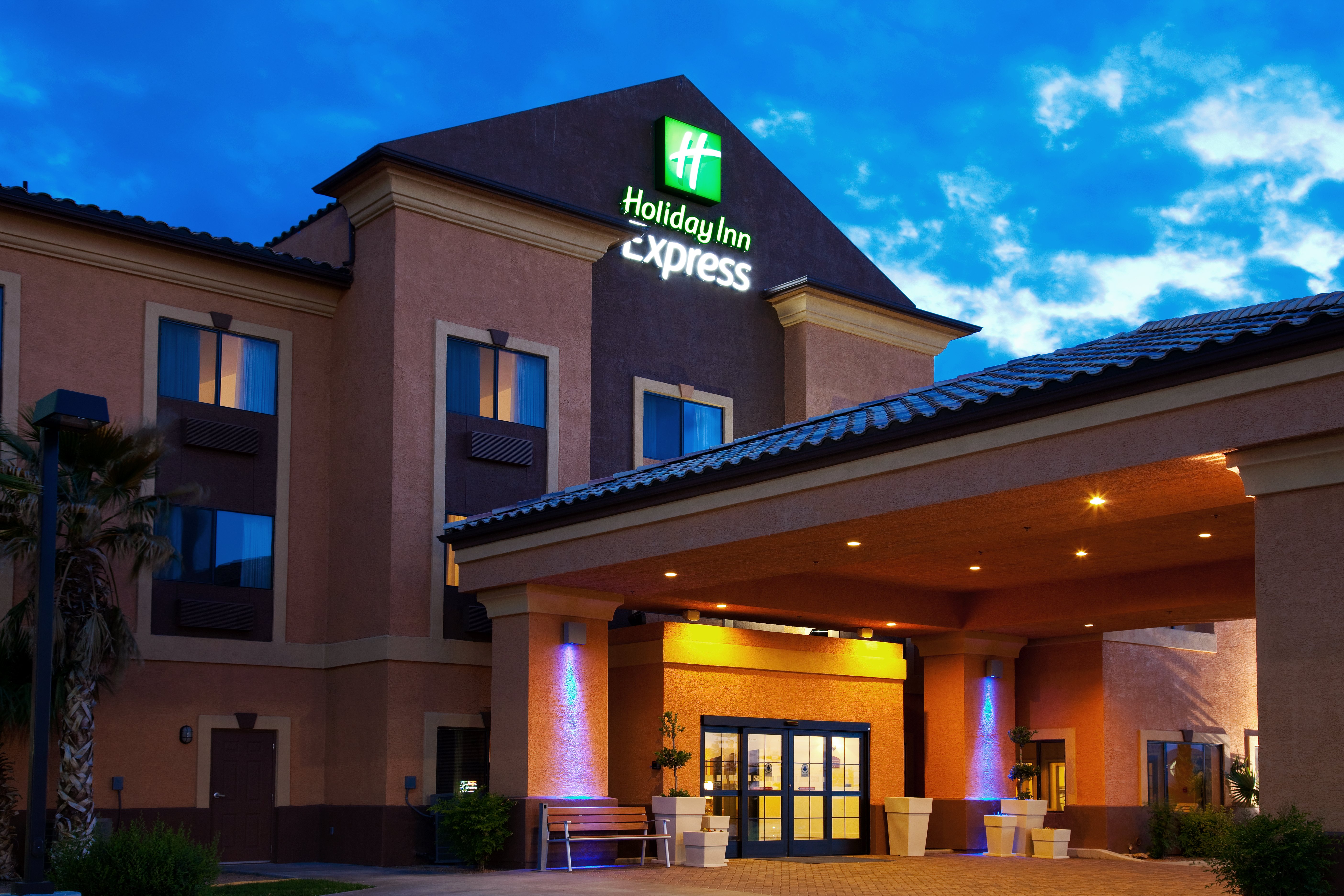 Holiday Inn Express Hotel and Suites Kingman 2/52
