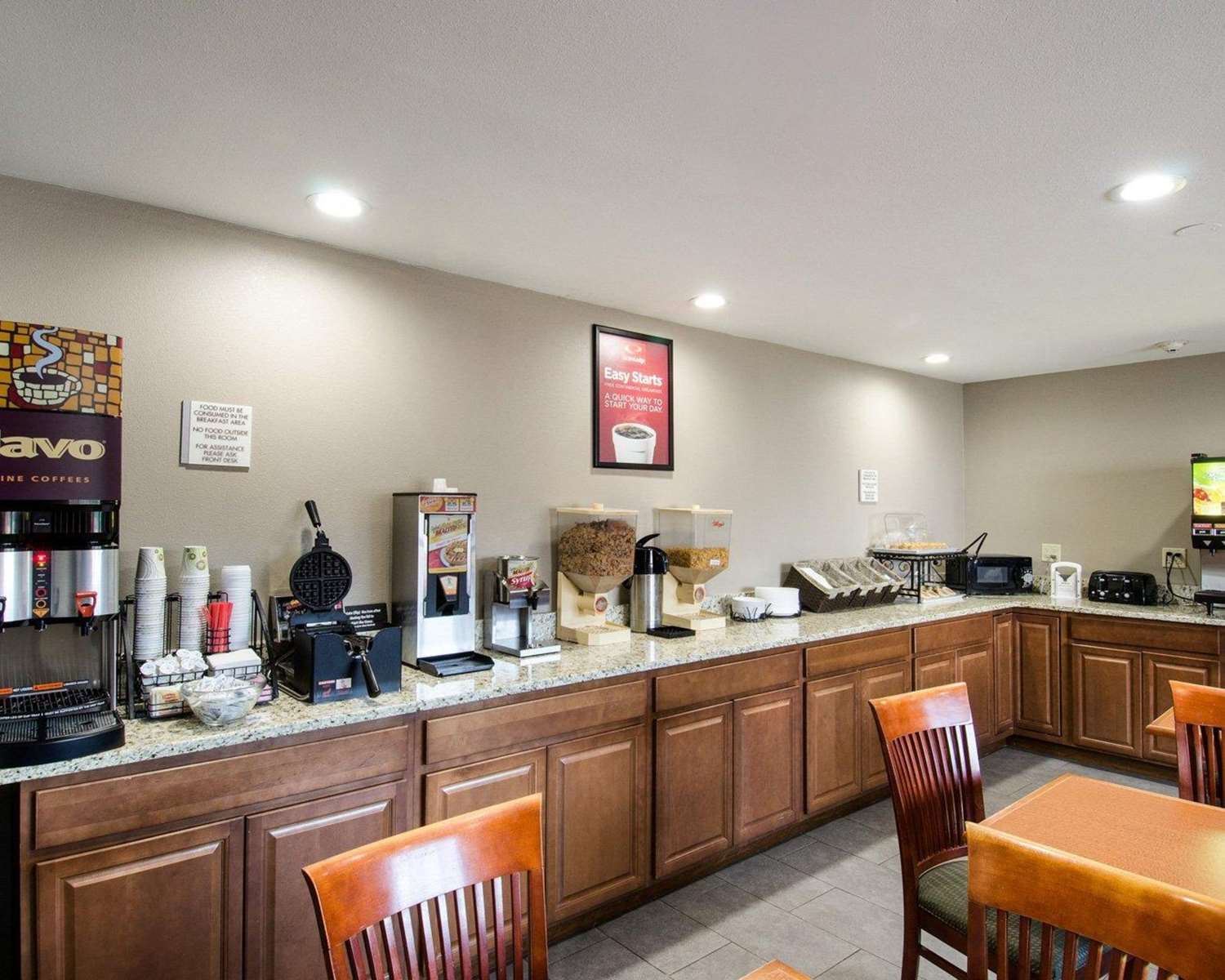 Econo Lodge Inn and Suites Northborough MA 20/22