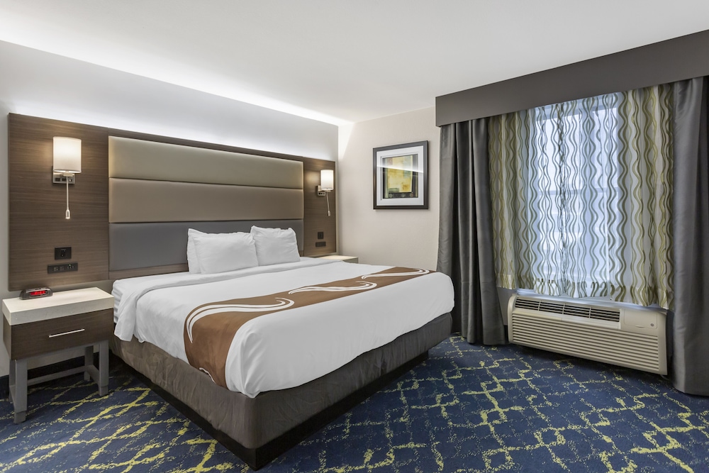 SUITE, KING BED, ACCESSIBLE