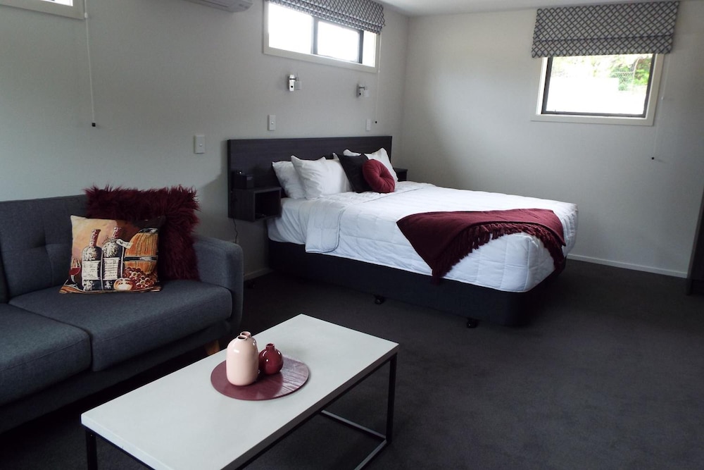 Avenue Motel 24/67