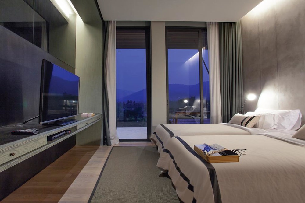 Atta Lakeside Resort Suite 44/81