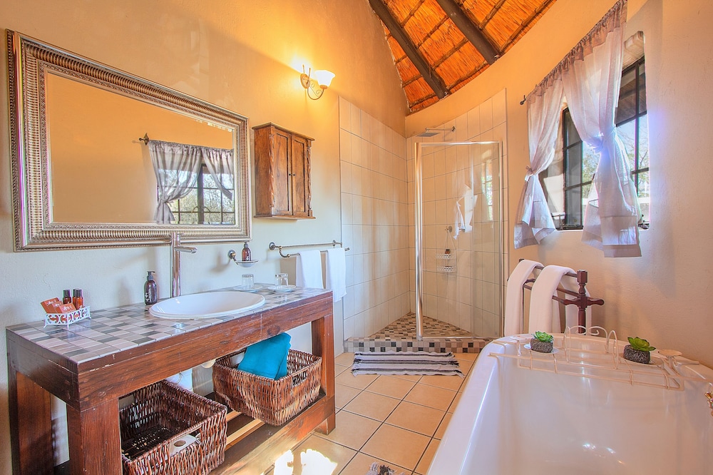 Mvuradona Safari Lodge 50/50