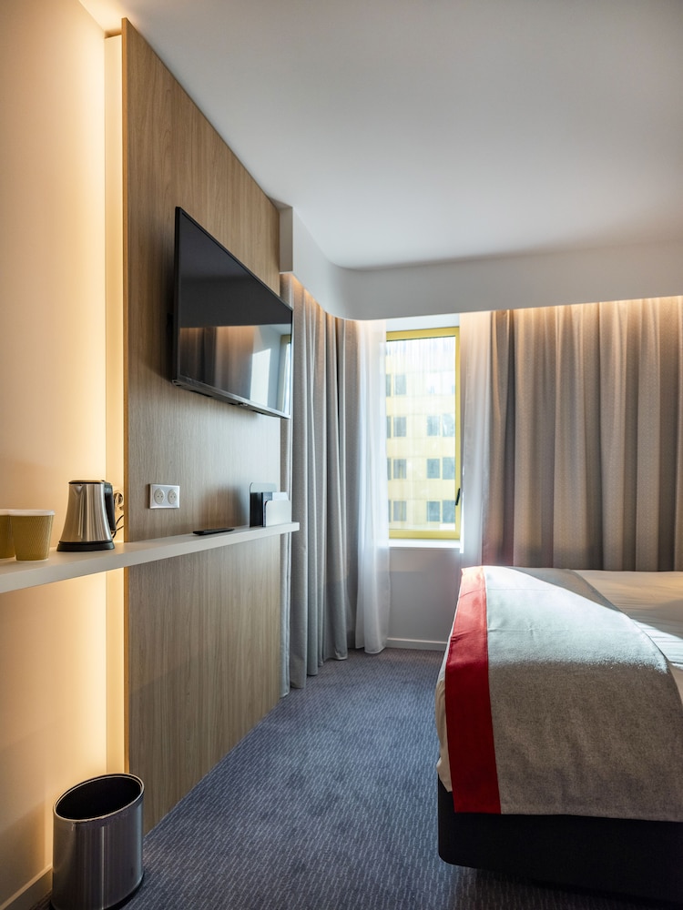 غرفة قياسية بسرير كوين بإطلالة على الجبل، Holiday Inn Express Nice - Grand Arenas 4/10