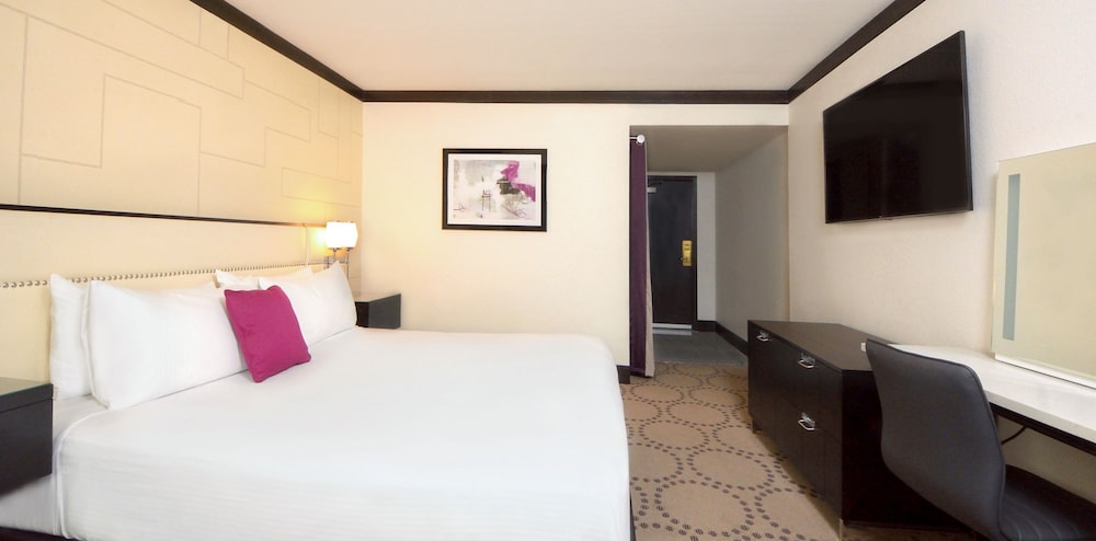 Premium, King Bed, South Tower, Smoking