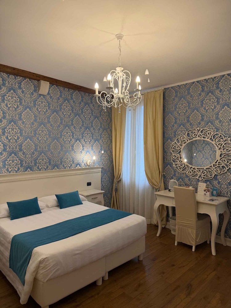 JUNIOR SUITE, 1 QUEEN AND 1 SINGLE BED, CANAL AND CANAL VIEW