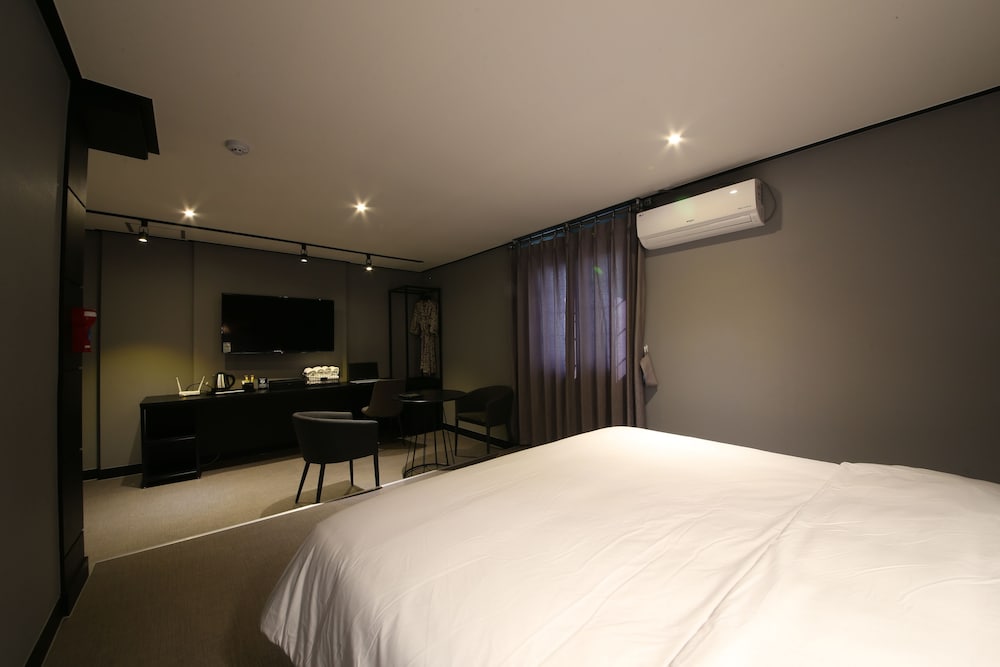 DELUXE, DOUBLE BED