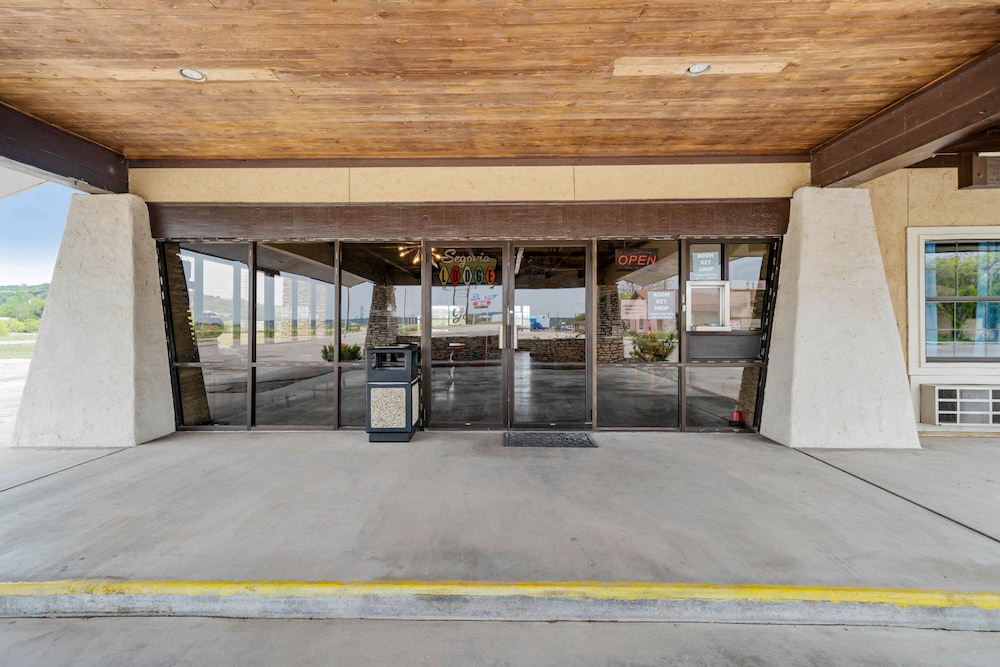 Segovia Lodge Junction TX I -10 41/53