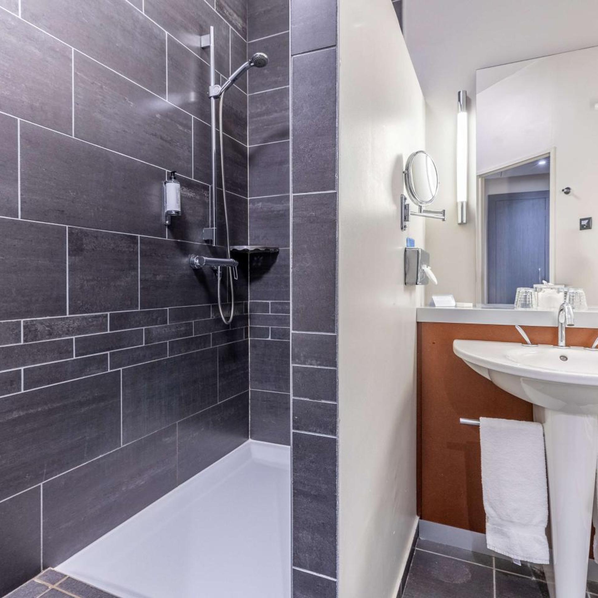 غرفة عائلية بسرير فردي وسرير كوين، Best Western Plus Hotel Gergovie 4/13