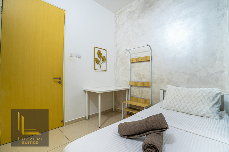 Sala, King Bed, City View