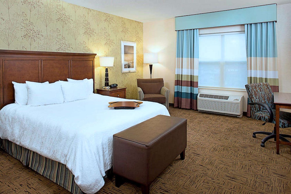 Hampton Inn Suites Exeter 26/52