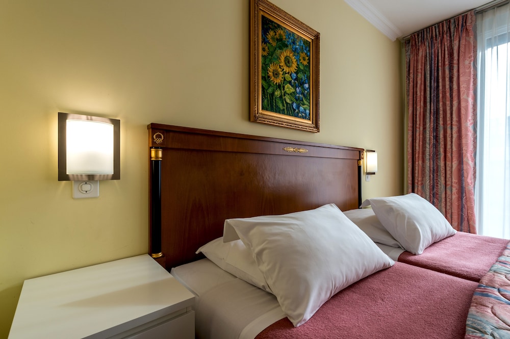 Churchill Hotel 10/37