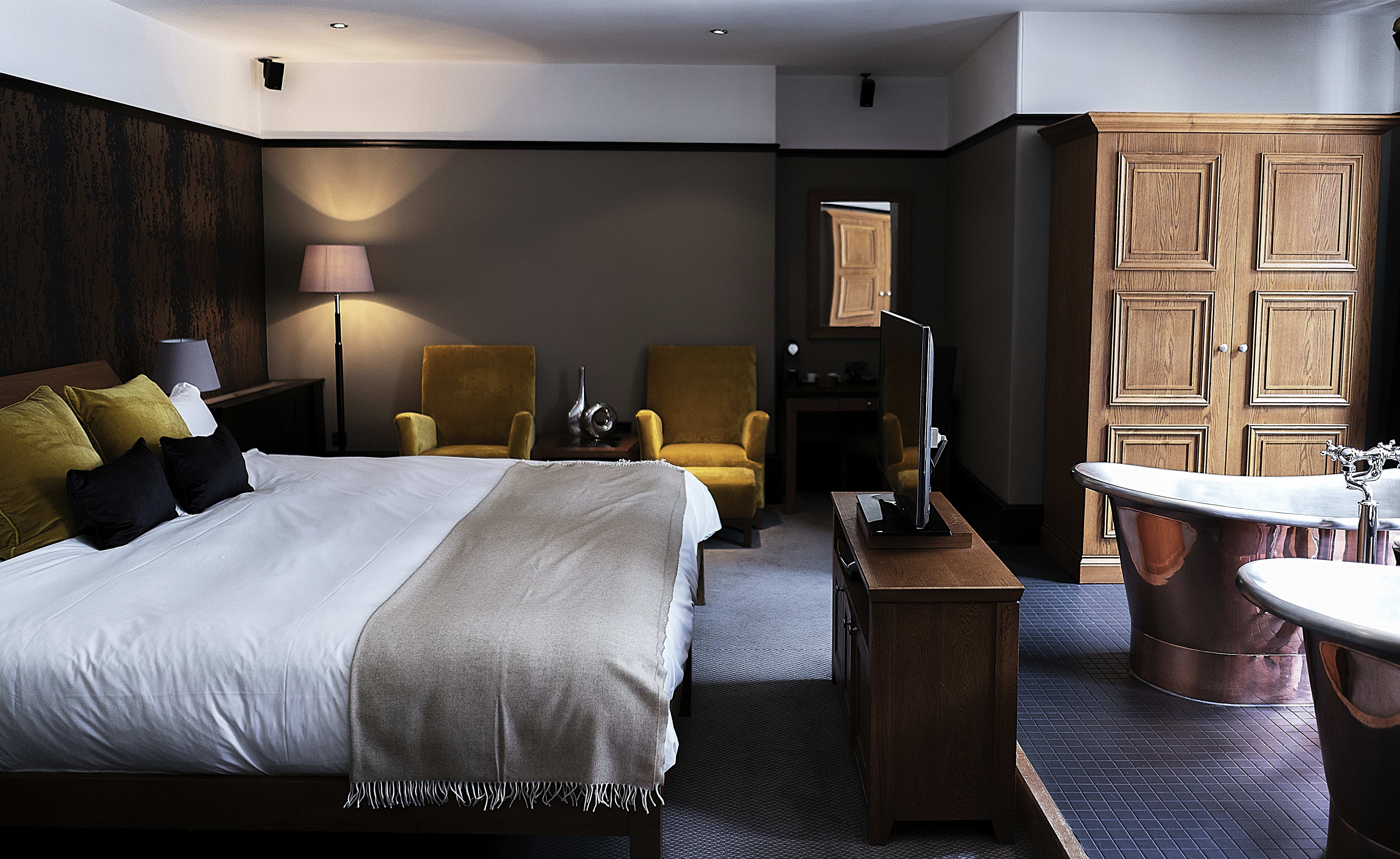 SIGNATURE, SUITE