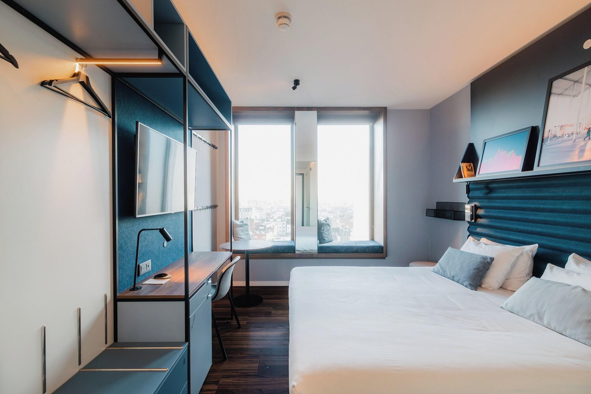 ROOM, QUEEN BED