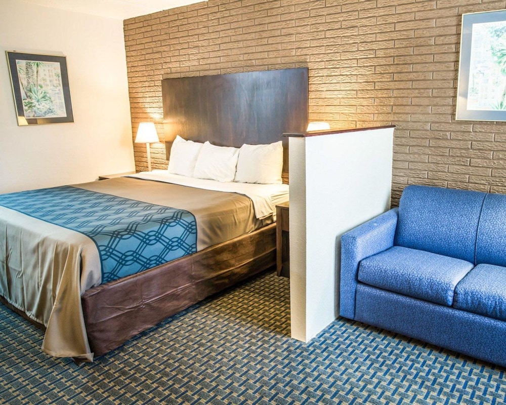 Rodeway Inn and Suites Wilmington North 12/28