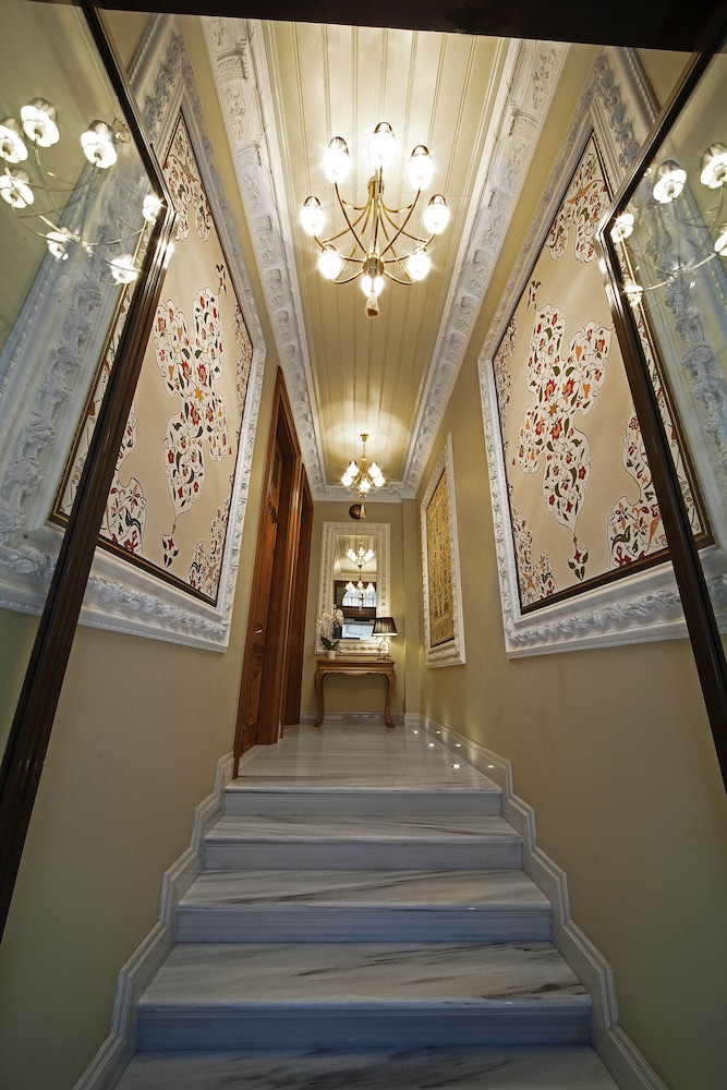 Celine Hotel 28/66