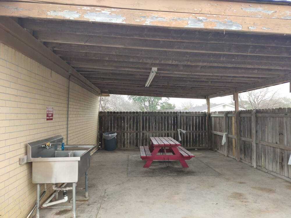 Executive Inn Hebbronville 26/43