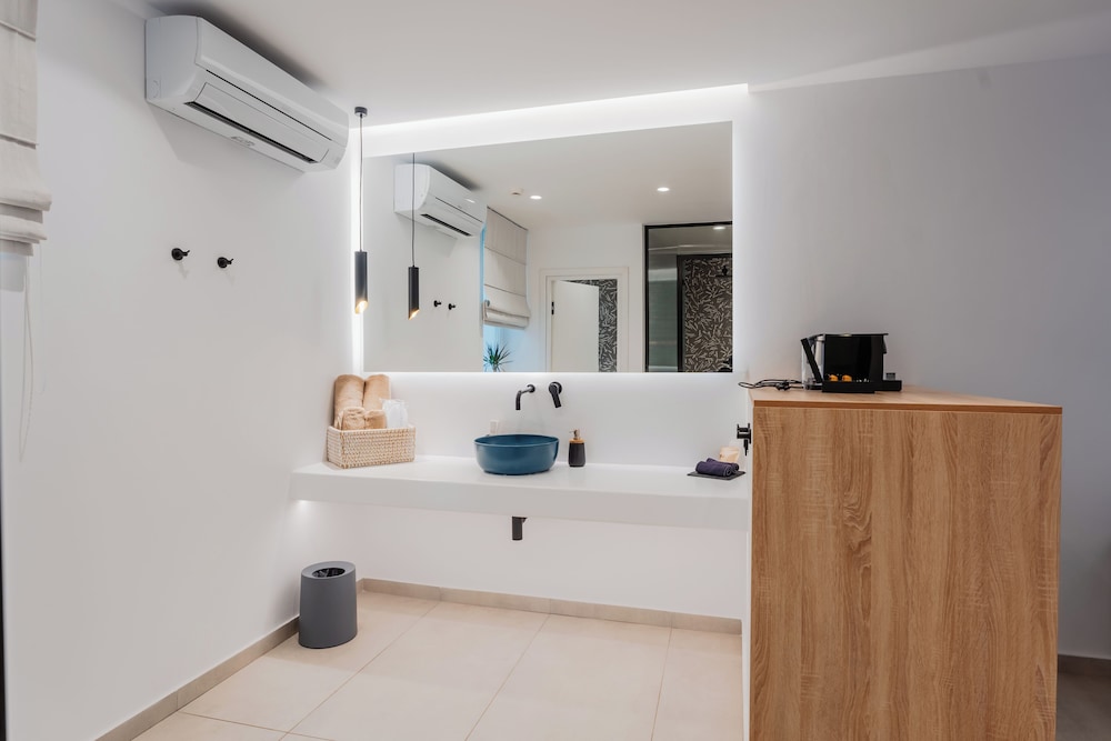 OLIVING MYKONOS LUXURY SUITES 7/50