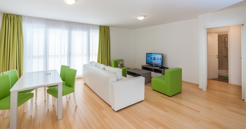 Sunnyside Apartments Petrcane 9/50