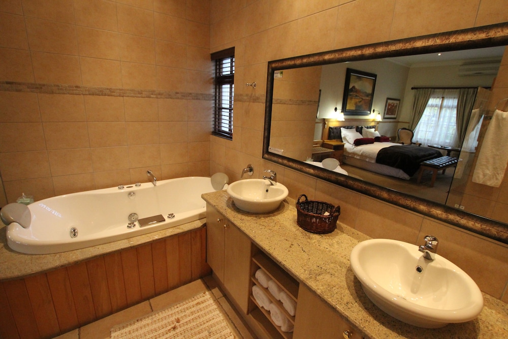Turnberry Boutique Hotel 43/49
