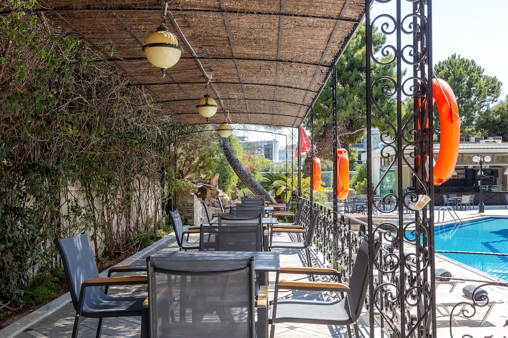 Oasis Hotel Apartments 39/43