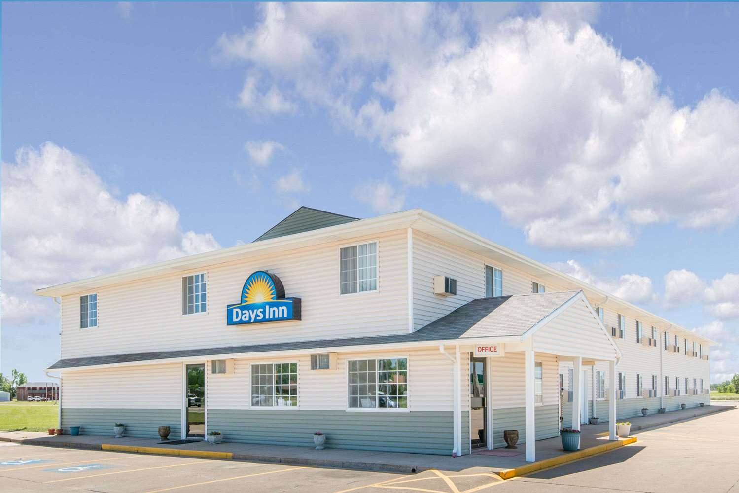 Days Inn By Wyndham Great Bend 1/7