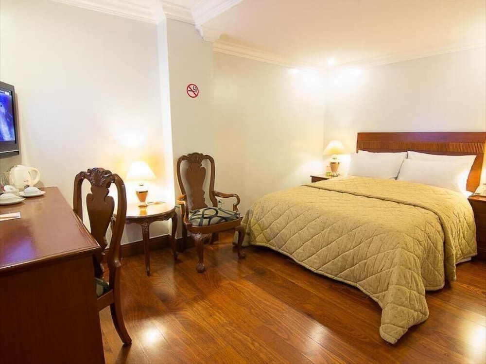 Townhouse OAK Makati Manila Near PNR Pasay Evangelista formerly VIP Suites 24/47