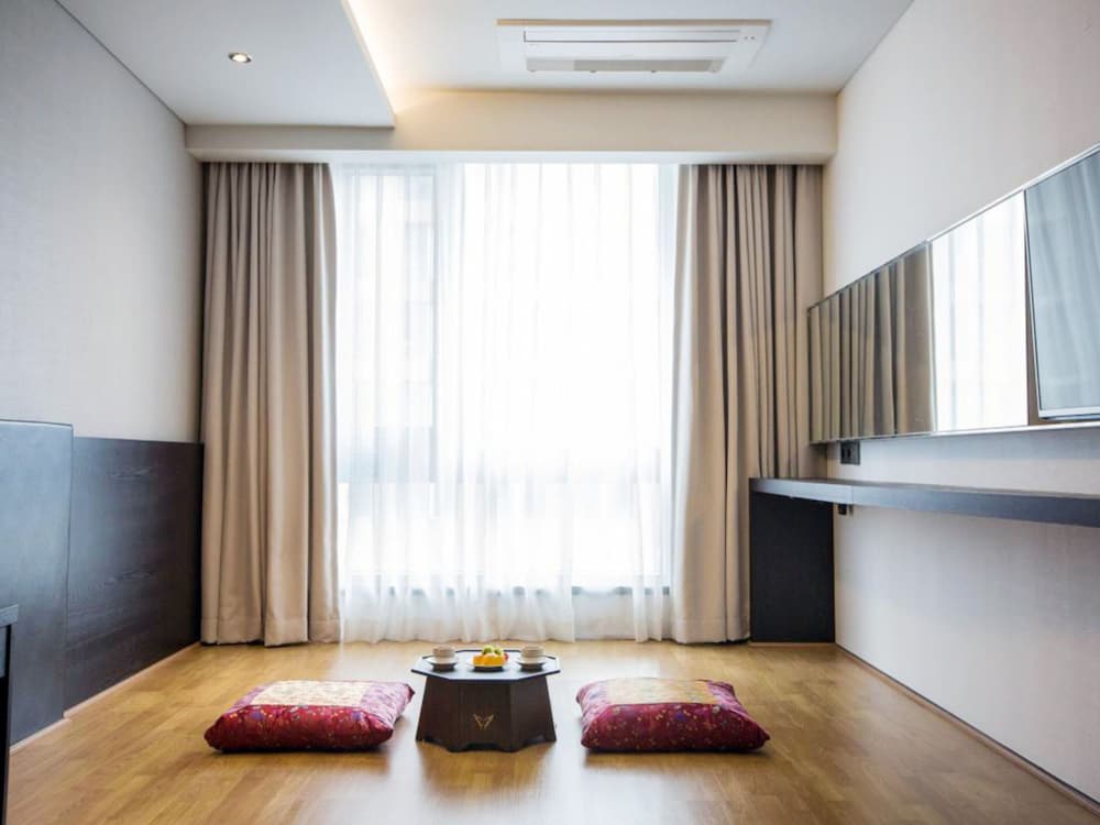 Gloucester Hotel Jeju 49/57