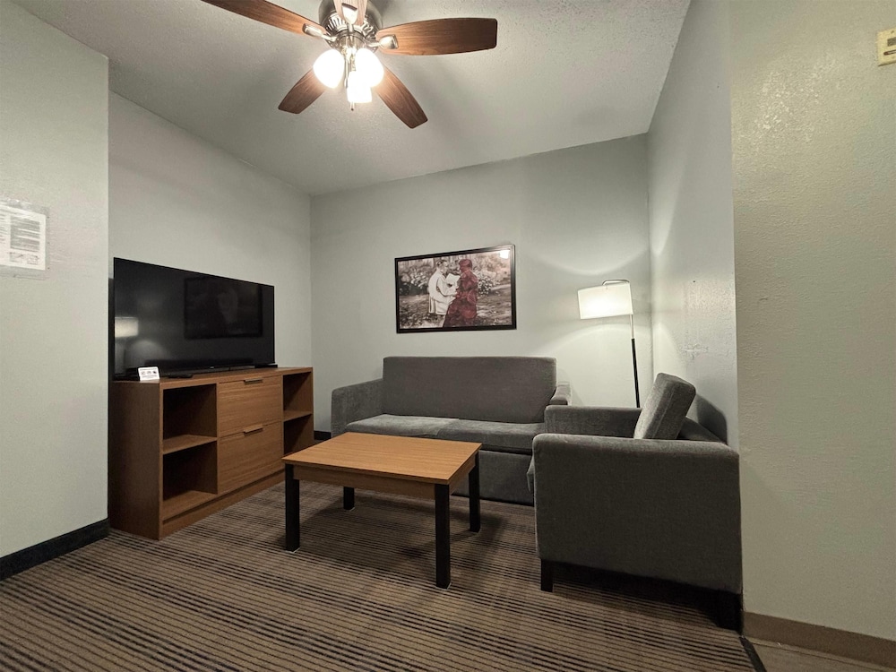 AmericInn by Wyndham Galesburg 40/59