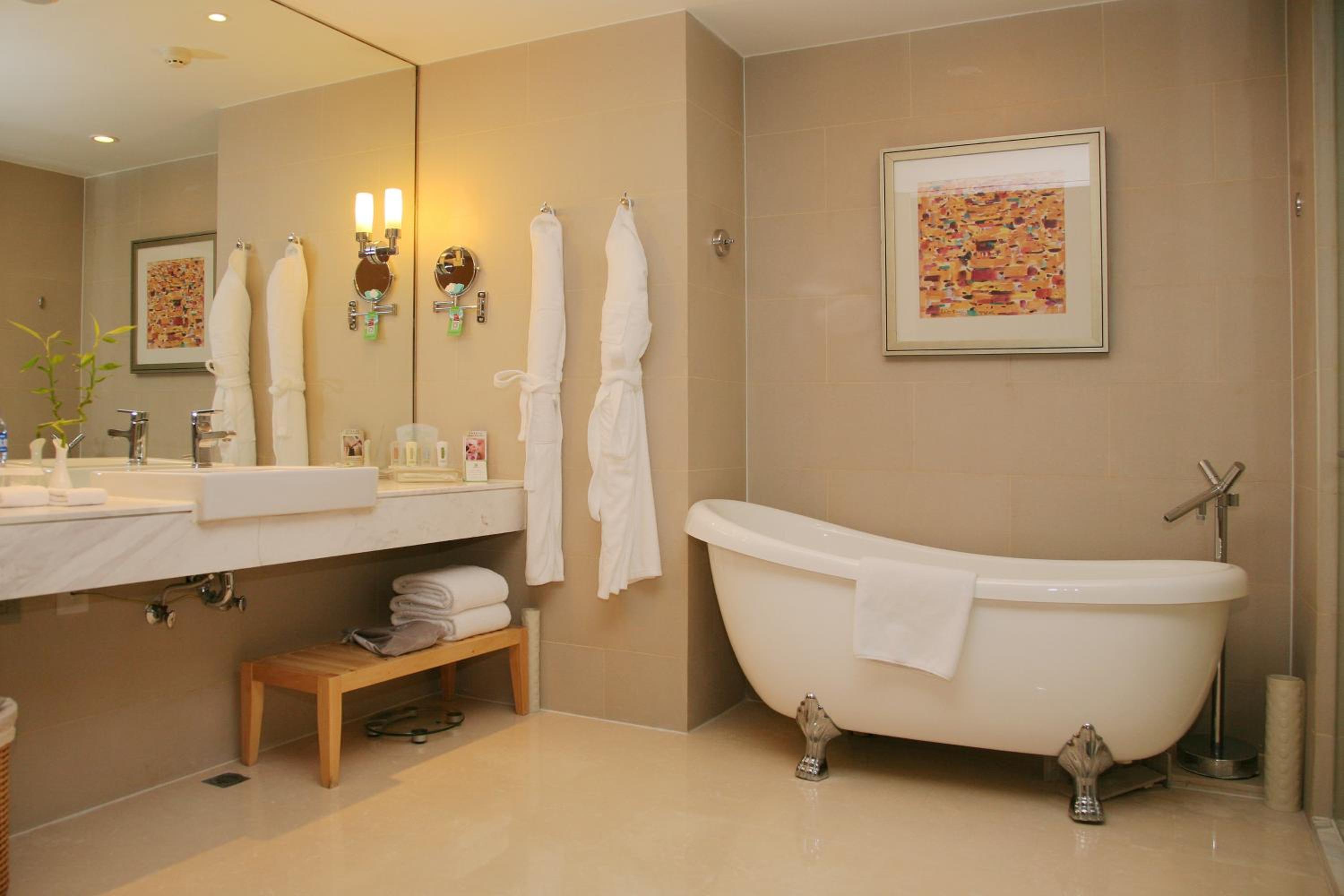 1 Bedroom, Suite, King Bed, Bath and Shower