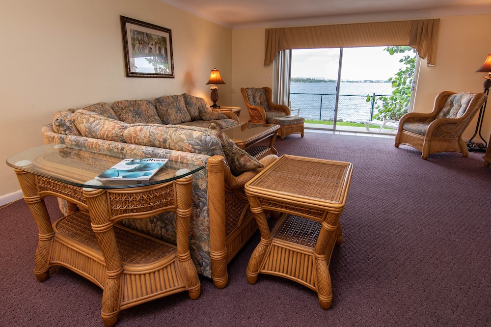 PALM BEACH WATERFRONT SUITES 46/67