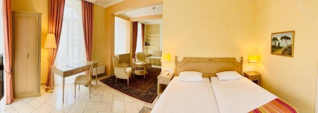 Suite, Partial Lake View, Balcony