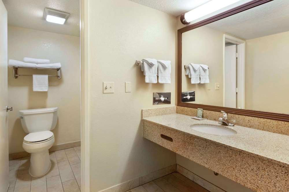 غرفة قياسية بسريرين كوين يُسمح فيها بالحيوانات الأليفة، Best Western Heritage Inn - Chico 3/4