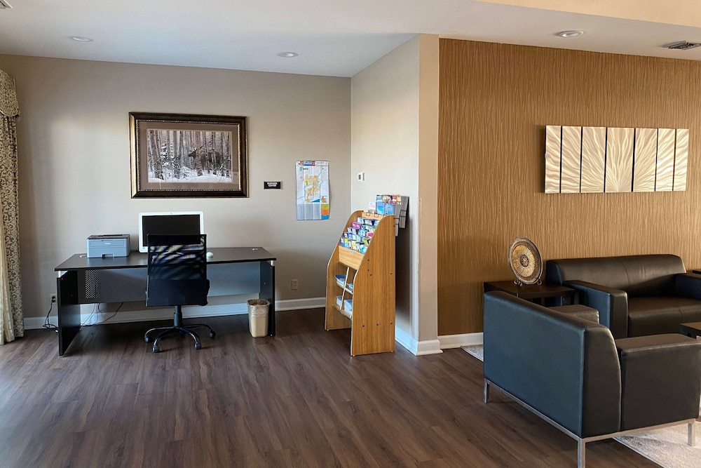 AmericInn by Wyndham Fort Atkinson 3/37