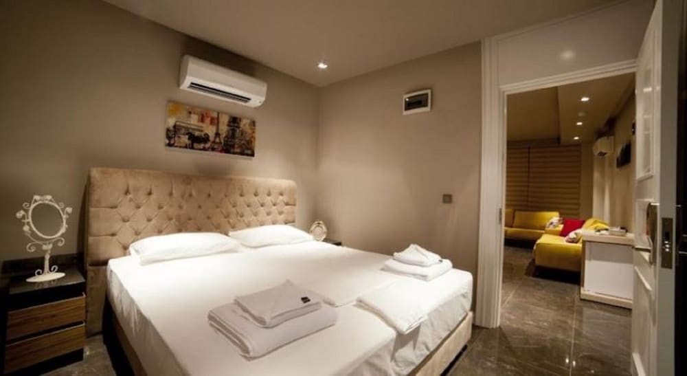 EXECUTIVE, SUITE