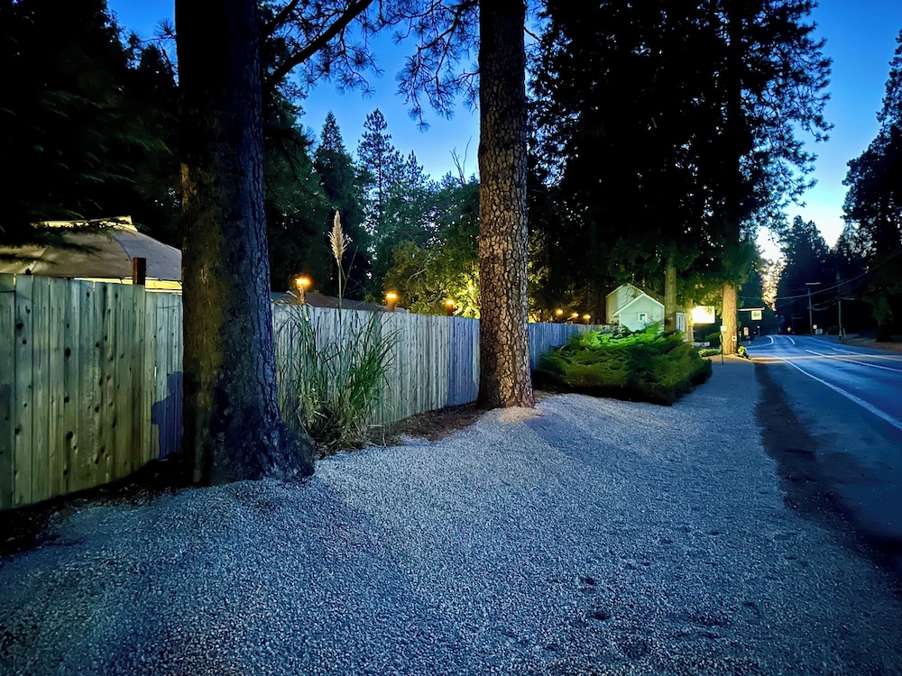 The Pines Motel and Cottages 66/73