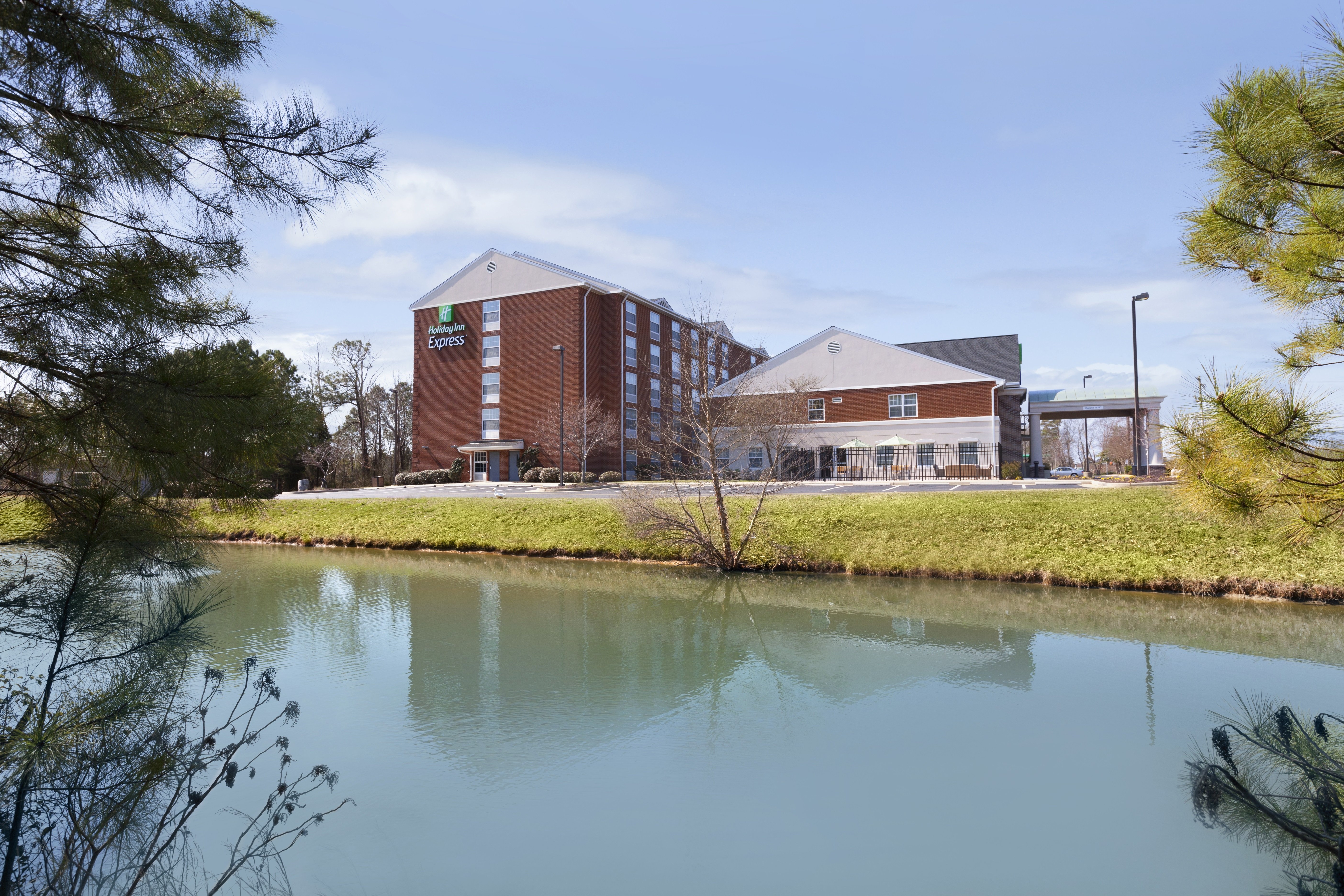 Holiday Inn Express Williamsburg North 68/71