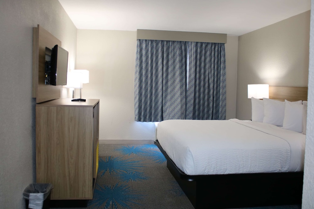 Days Inn by Wyndham Waco University Area 13/37