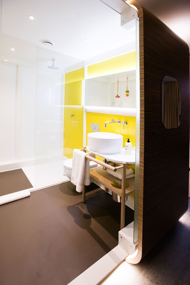 ROOM, DOUBLE BED, NO WINDOW