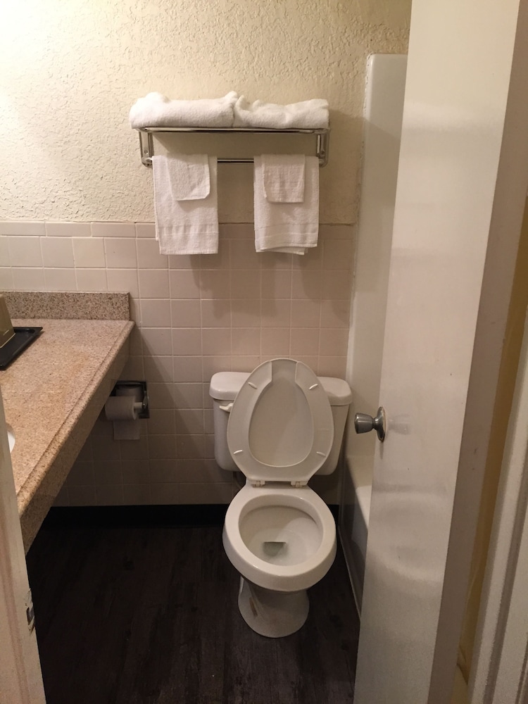 Relax Inn Channelview 19/39