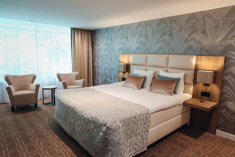 Deluxe, Twin Beds, Forest Side