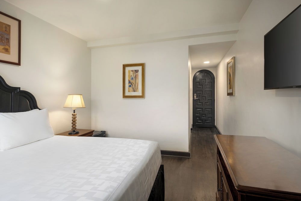 DELUXE, QUEEN BED