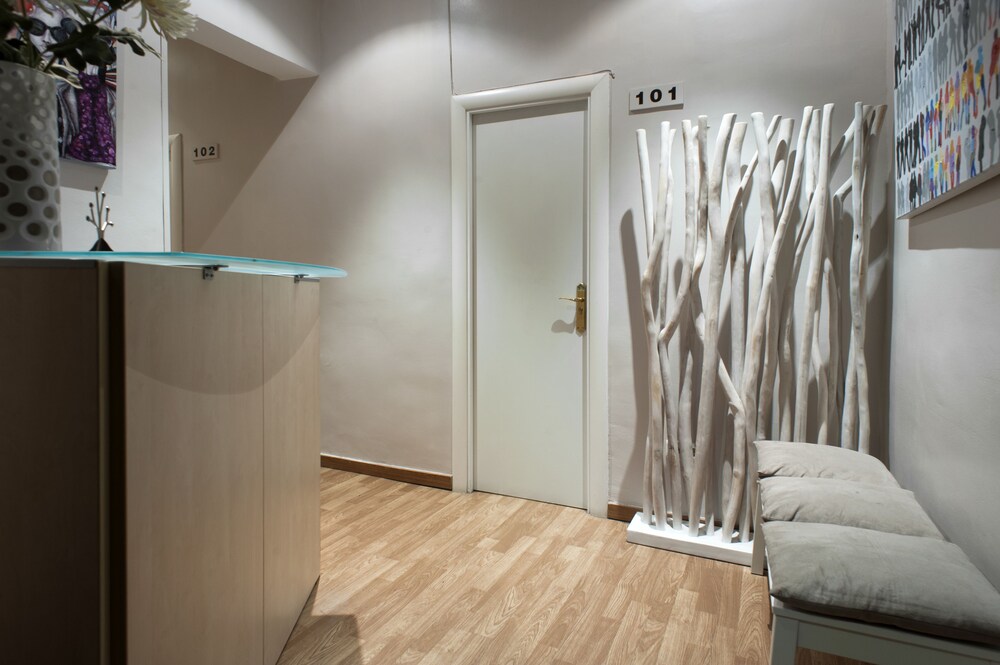 Thc Gran Via Hostel 14/28