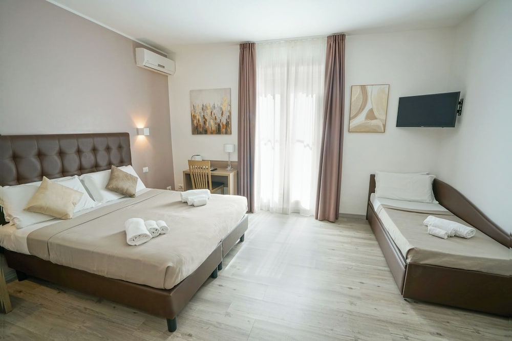 ROOM, TRIPLE