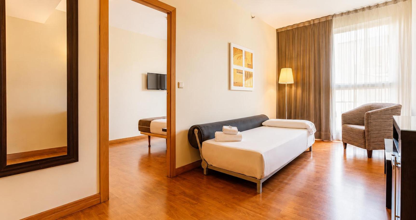 Room, Triple