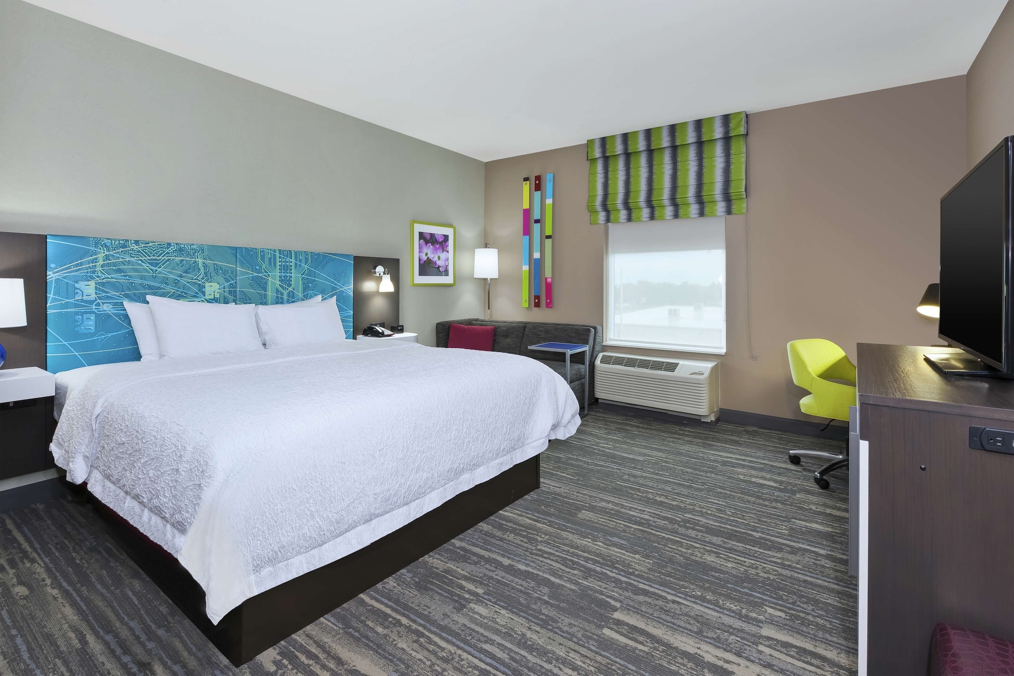 غرفة بسرير كينج مع أريكة، Hampton Inn Sedalia Mo 2/3