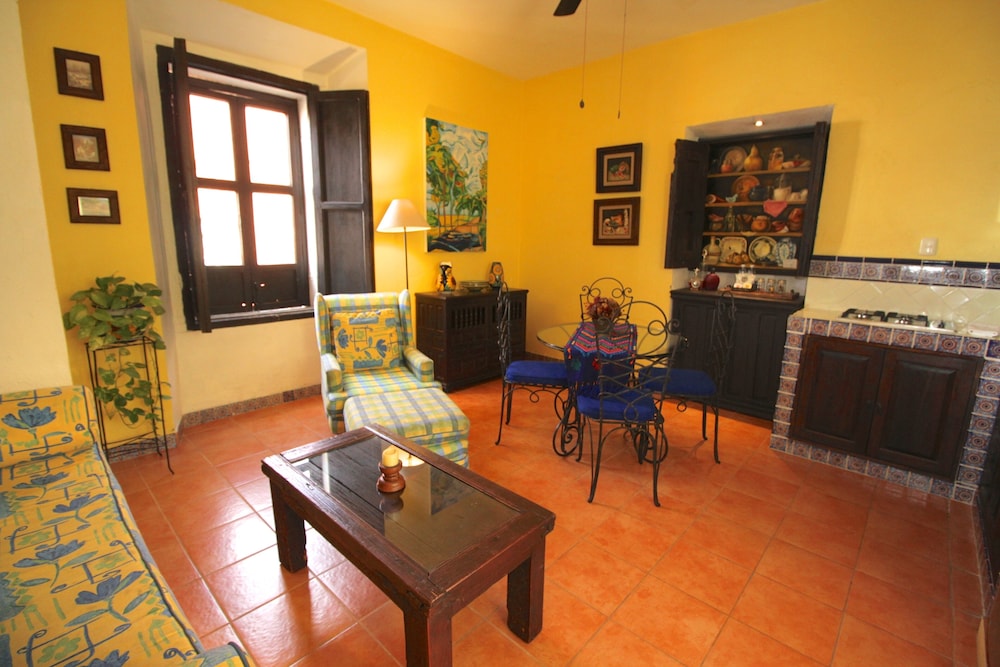 Casa Mia Suites 40/72